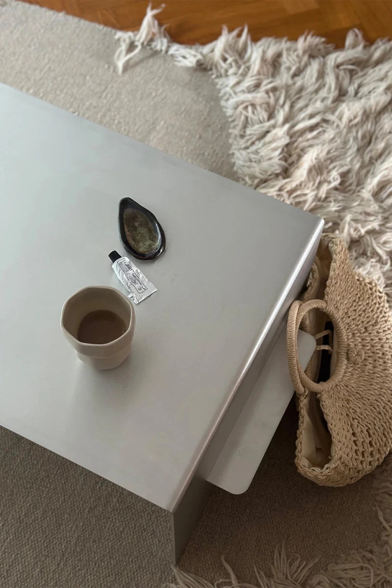 LURA_3 | Couchtisch aus Aluminium, 80 cm mit Ablage – FRAME
