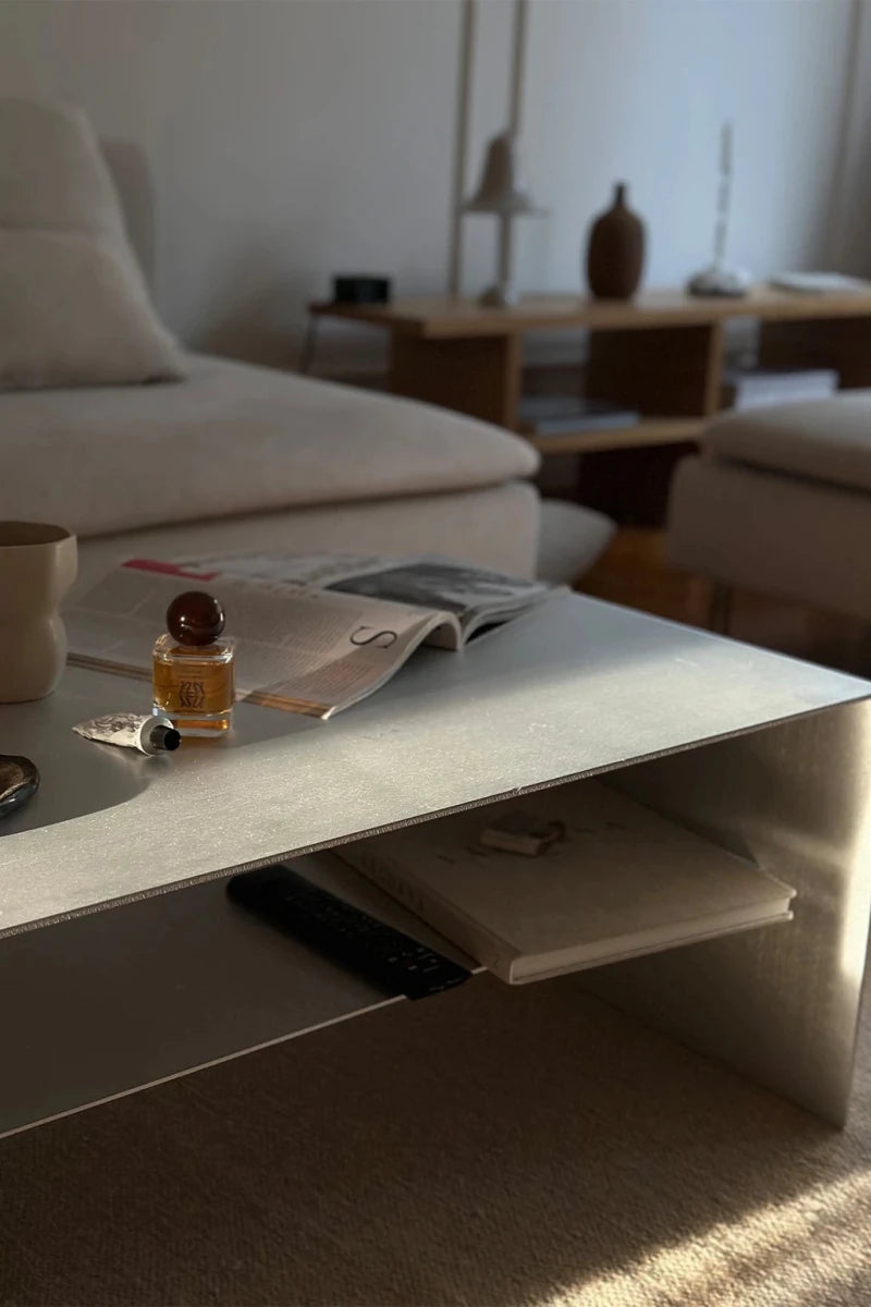 LURA_3 | Couchtisch aus Aluminium, 80 cm mit Ablage – FRAME
