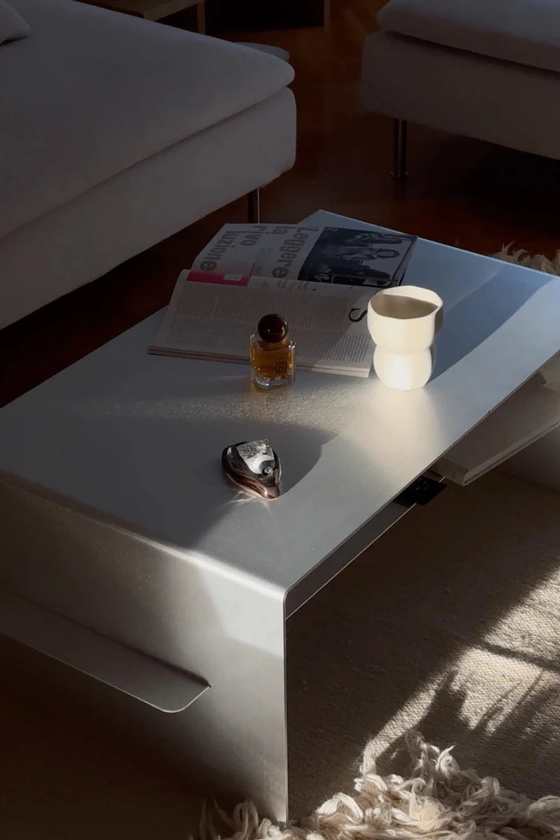 LURA_3 | Couchtisch aus Aluminium, 80 cm mit Ablage – FRAME